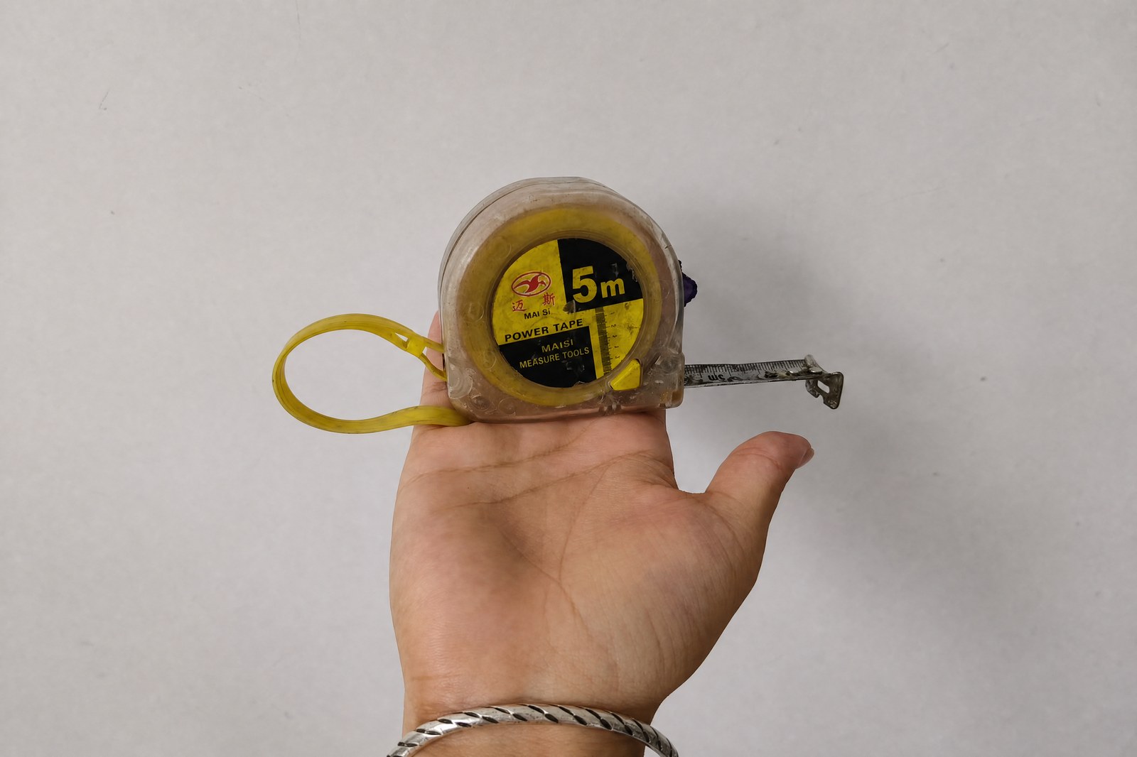 手里拿着商品随手拍的原图